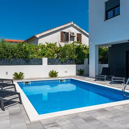 House With Pool Angelo Holiday home