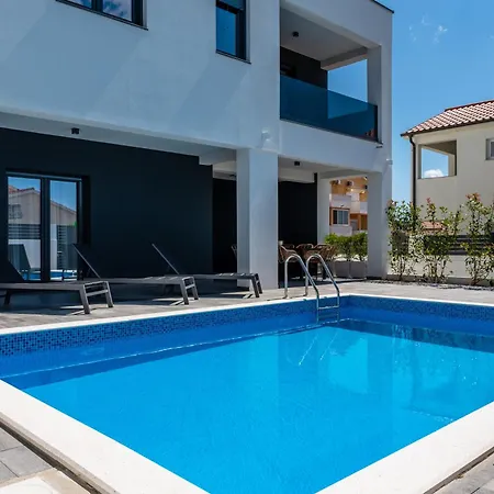 House With Pool Angelo *