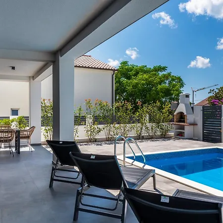 House With Pool Angelo Holiday home *
