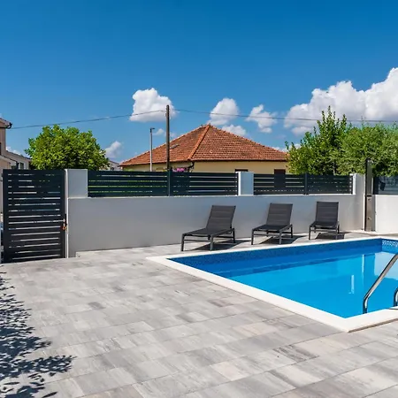 House With Pool Angelo Holiday home *